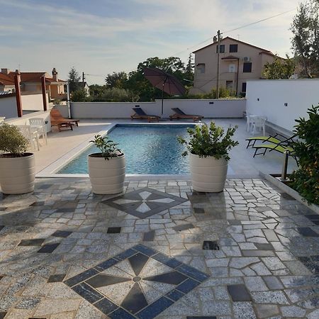 Apartments Ivana With The Pool Rovinjsko Selo Exterior foto