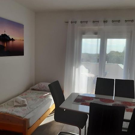 Apartments Ivana With The Pool Rovinjsko Selo Exterior foto