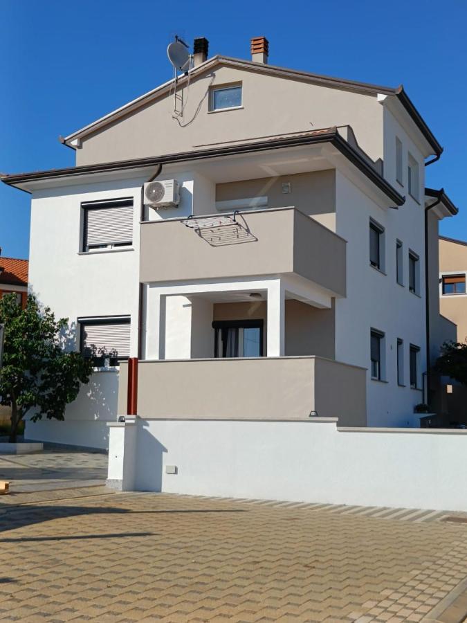 Apartments Ivana With The Pool Rovinjsko Selo Exterior foto
